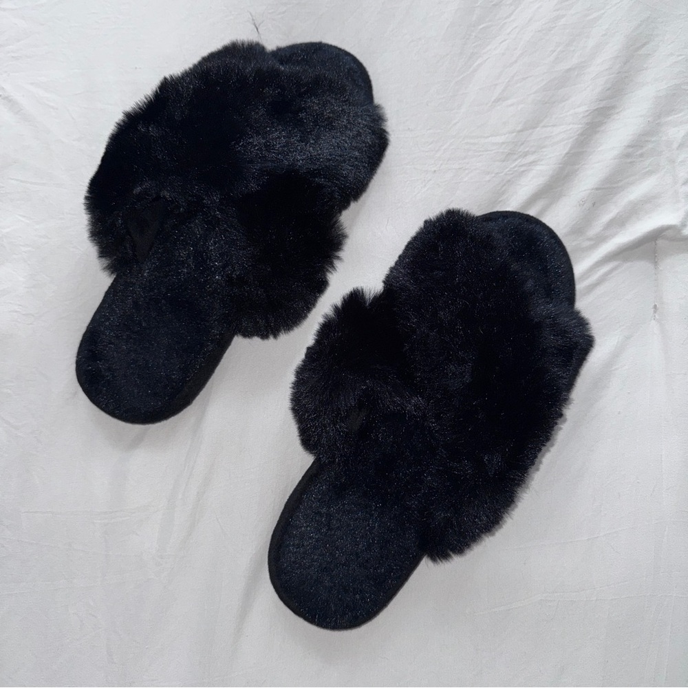 NW/OT Women’s US M (US 7-8) Black Fuzzy Cross Over Slides